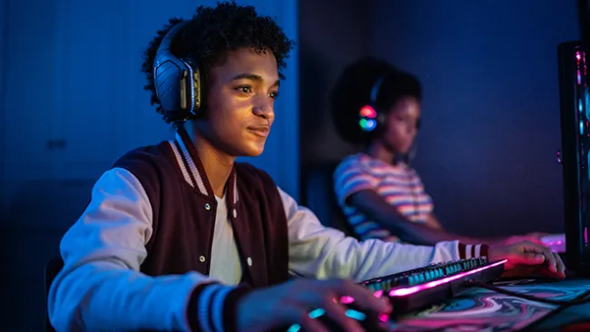 2 kids playing computer games